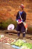 10.19.-Vrouw-Yao-stam-op-markt-OL6-14A-met-SR-DeNoiseAI-severe-noise-bew-jpeg-klein