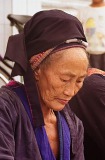 9.14.-Vrouw-Yao-stam-op-markt-uitsnede-M14-46-met-SR-def-stof-2-DeNoiseAI-severe-noise-jpeg-klein