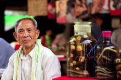 Man met slangen in potten (Lianshan, 1997)