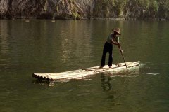 Man op vlot (omgeving Yangshuo, 1997)