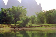 Met vlot langs de oever (omgeving Yangshuo, 1997)
