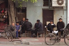 Hutongs,  senioren genieten van de dag  (Beijing, 2002)