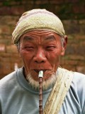 Man met tradionele bamboepijp 
