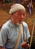 Man met tradionele bamboepijp 
