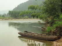 Boot bij de rivier 