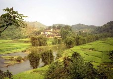  Dorpje achter de rivier
