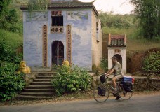  Wim met fiets bij tempel 