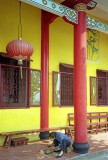 Vrouw brengt offertjebij Bamboo temple