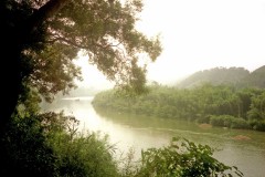 Langs de rivier