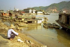 Visser met hengel-in haven Wuzhou