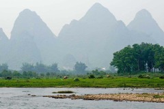 Rivier Li met op achtergrond het karstgebergte