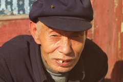 Man in hutongs met sigaret