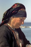 Diafani, Vrouw in klederdracht  (Karpathos, 2001)