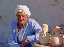 Verkoper op markt (Luxor, Egypte, 2000)