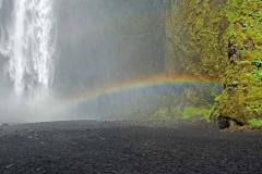 Regenboog aan de voet van de Skogafoss