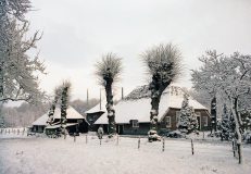 Boerderij in sneeuw (omgeving Dalfsen, Overijssel, 1987)