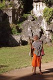 Monnik bij Wat Tham Chiang Dao
