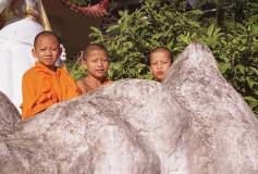 Drie jonge monniken