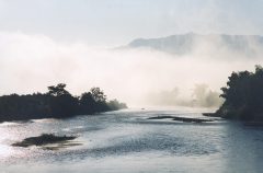Rivier met ochtendmist, Tha Ton