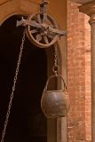 Put op  binnenplaats  Palazzo Chigi-Saracini,(Siena, 2007)