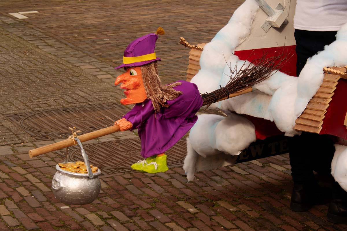 2024 Aanhangsel bij wagen: de heks Wana