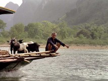 Man op voorplecht boot op rivier Li