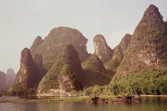 Zicht op karstgebergte vanaf rivier Li