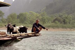 Man op voorplecht boot op rivier Li