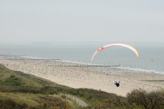 Paraglijder in zwerm spreeuwen (Dishoek, 2011)