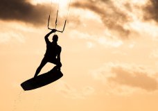 Kitesurfen bij kust Scherpenisse (Tholen, 2020)