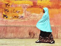 2000-M23-04 Vrouw voor muur (Luxor, 2000)
