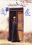 2000-M23-7A Vrouw voor deur in Luxor (Egypte, 2000)
